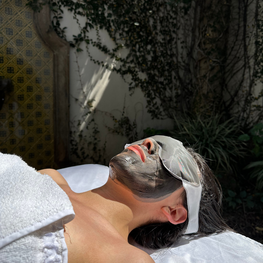 Antifaz térmico de arcilla volcánico para dolores aplicado en modelo