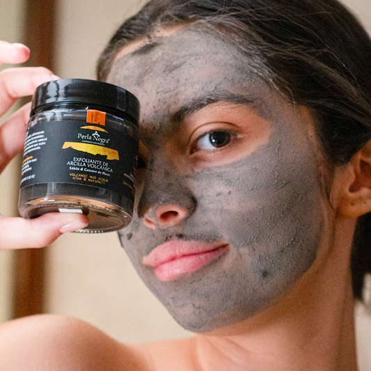 Exfoliante de arcilla volcánica y cáscara de nuez aplicado en cara