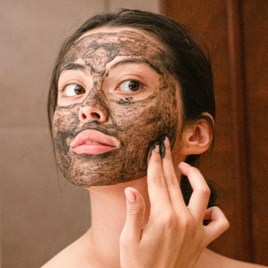 Exfoliante de arcilla volcánica y carbón activado aplicado para piel grasa