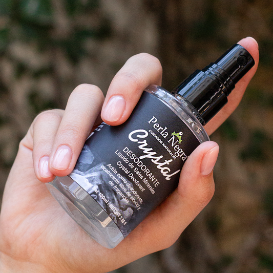 Desodorante líquido de Sales Minerales para eliminar mal olor y manchas en modelo