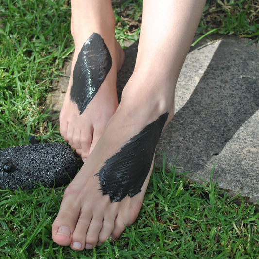 Exfoliante de arcilla con sal marina aplicado en pies