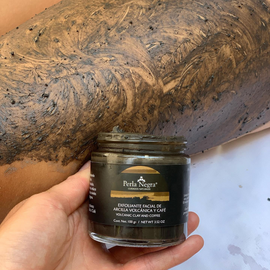 Exfoliante corporal de arcilla volcánica y café aplicado en piel