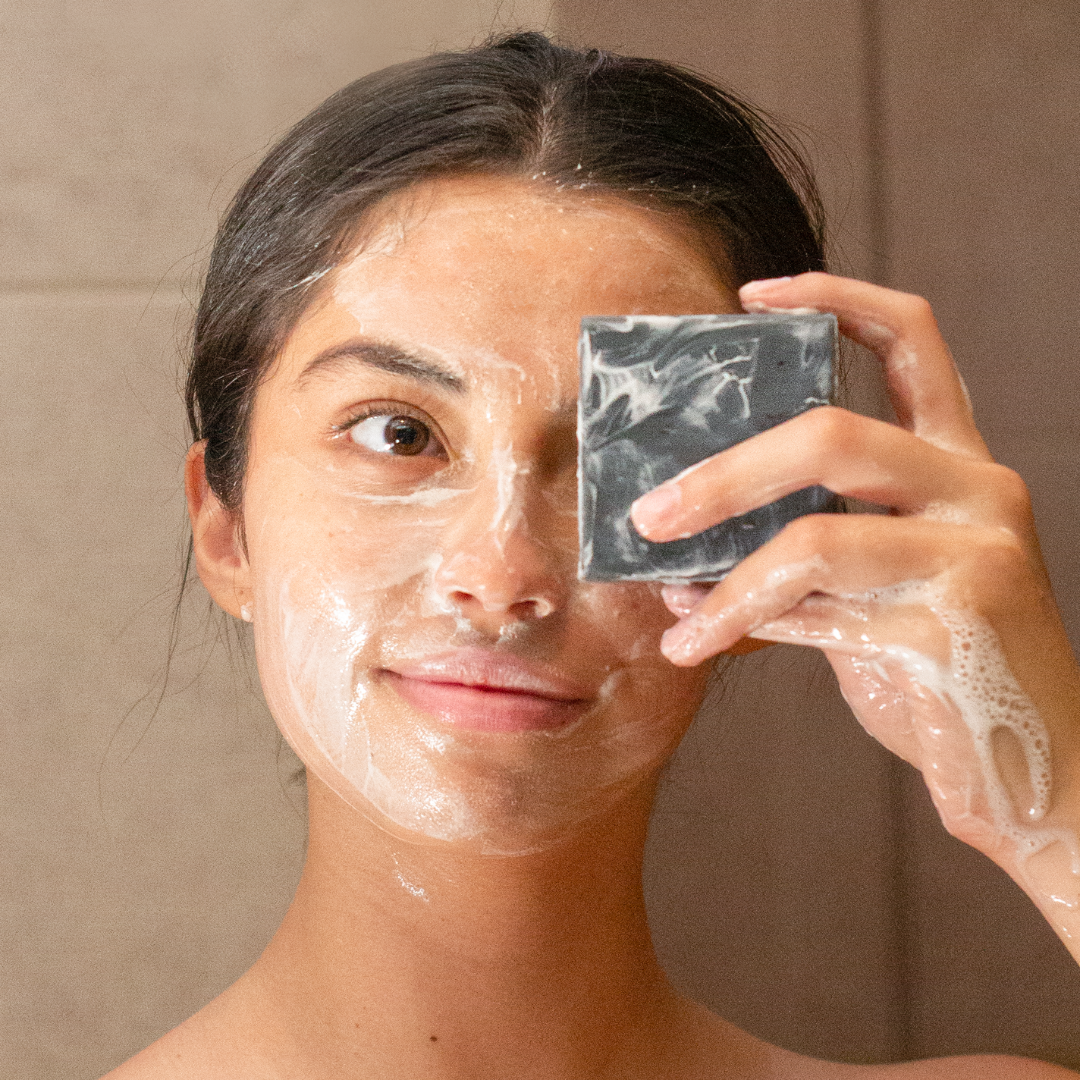 Jabón de Arcilla Volcánica y Carbón Activado con modelo