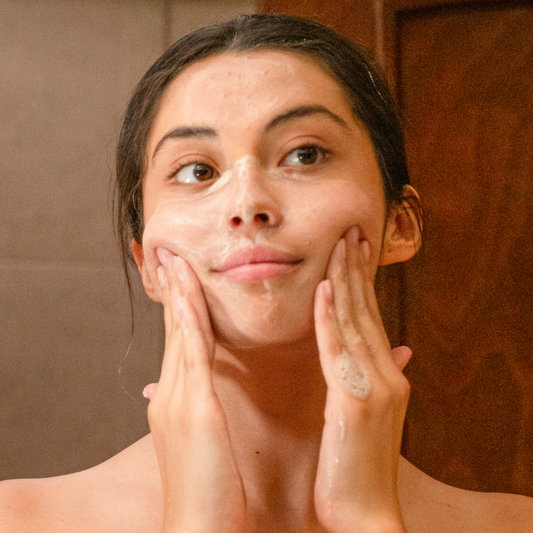 Jabón artesanal de Arcilla Volcánica y Carbón Activado aplicado en modelo