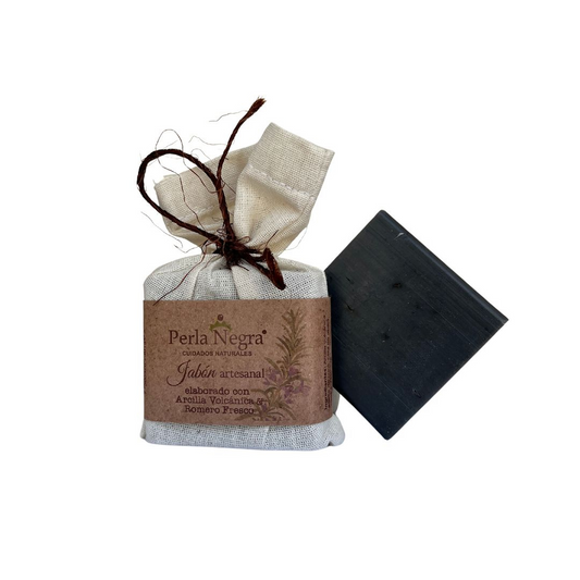 Jabón artesanal de arcilla volcánica y romero para cuerpo y cara en fondo blanco