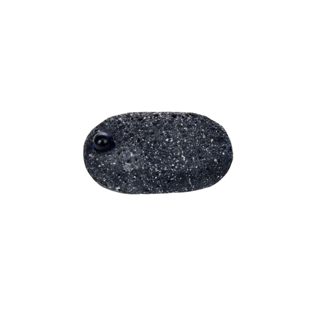 Piedra volcánica para exfoliación en pies en fondo blanco